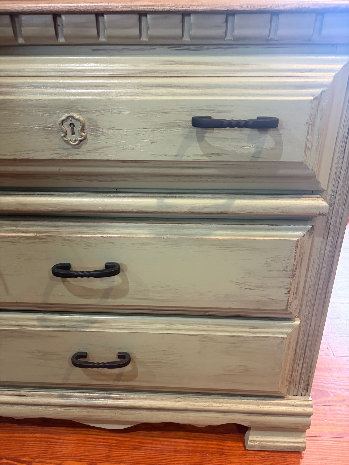 Accent table fresh sage, faux wood top